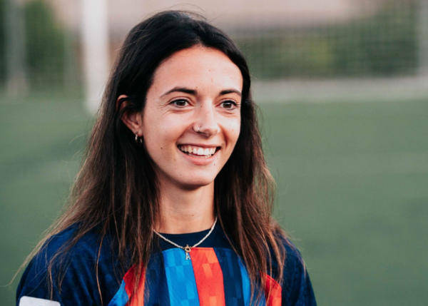 双冠加冕！巴萨女足蝉联环足奖最佳球队，邦马蒂三连庄书写女足传奇